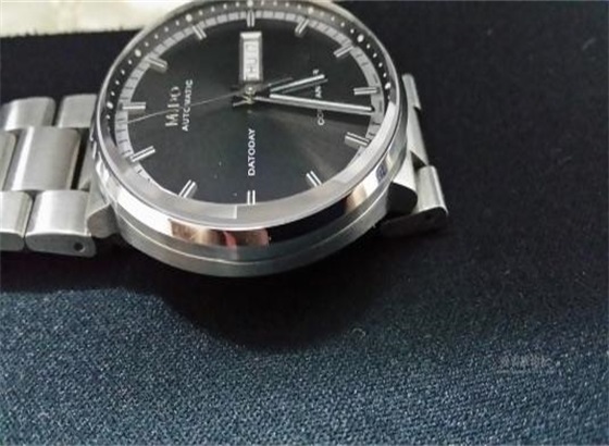 如何更换美度手表的表蒙？